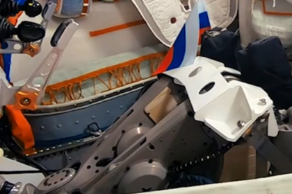 Робота Федора отправили в космос с российским флагом в руке
